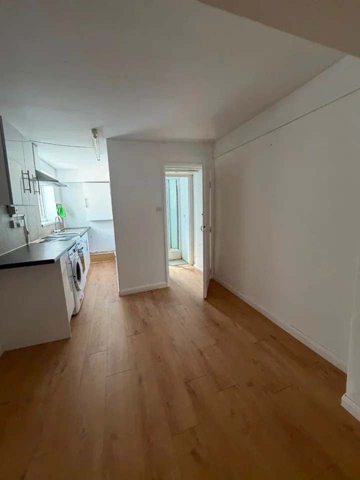 Flat Salisbury Road in Greater London