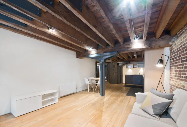 Flat Hertsmere Road in Greater London