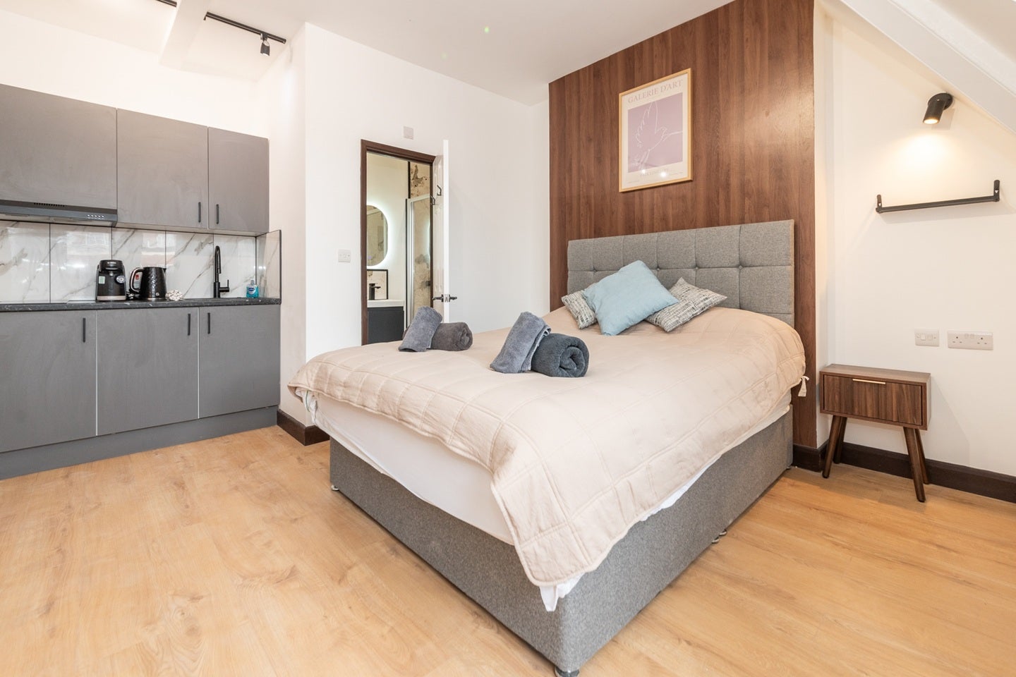 Flat Kensington High Street in Greater London
