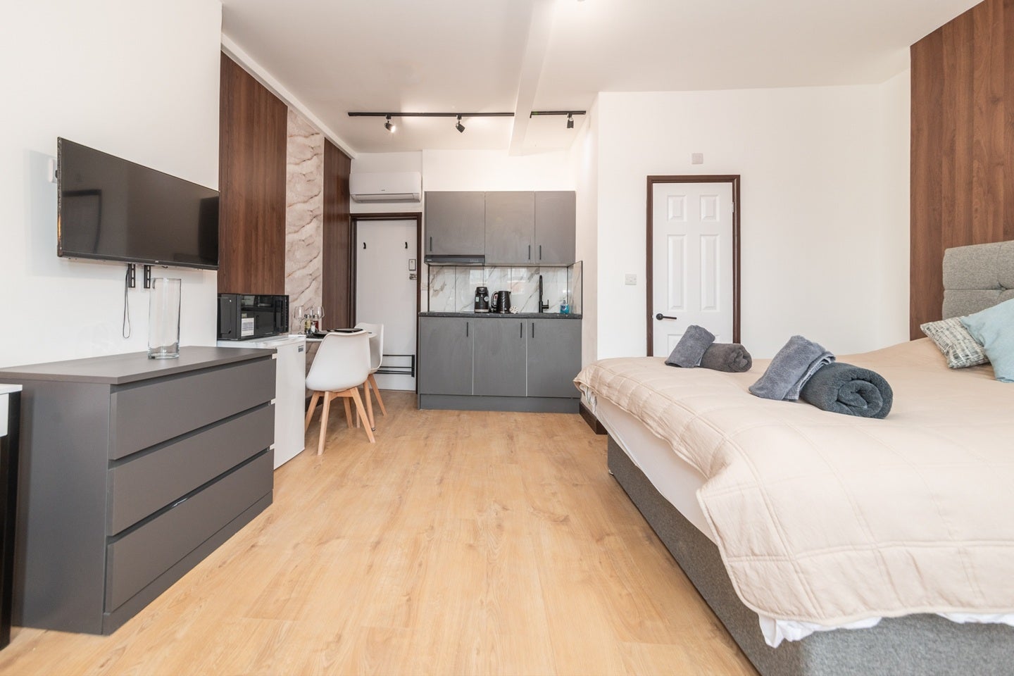 Flat Kensington High Street in Greater London