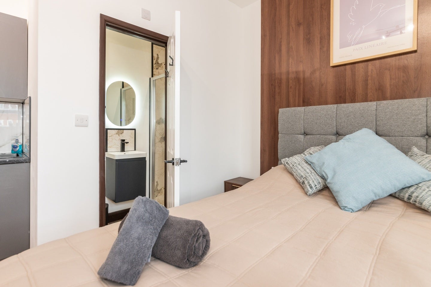 Flat Kensington High Street in Greater London