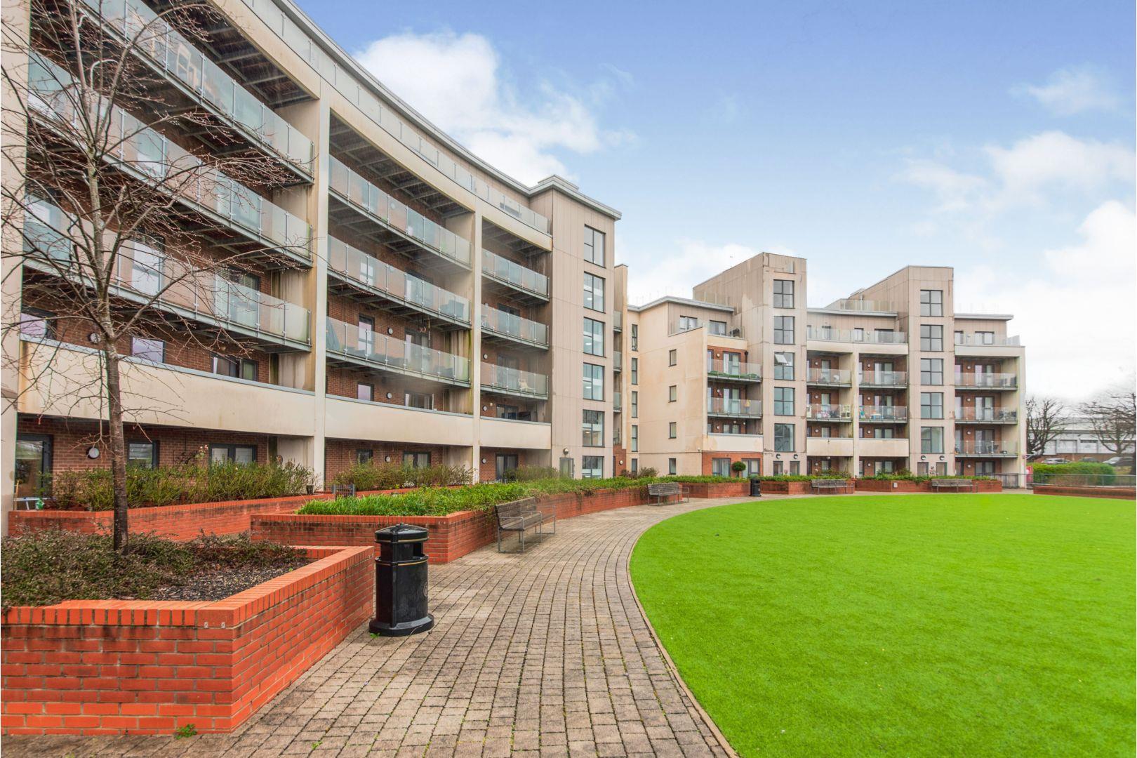 Flat Manor Way in Hertsmere