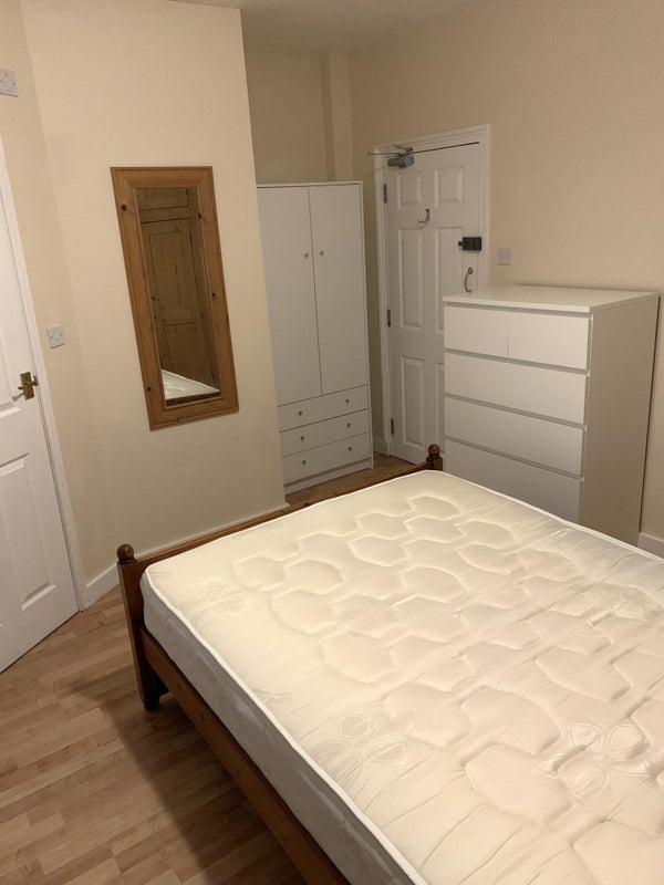 Room Kingsley Road in Maidstone