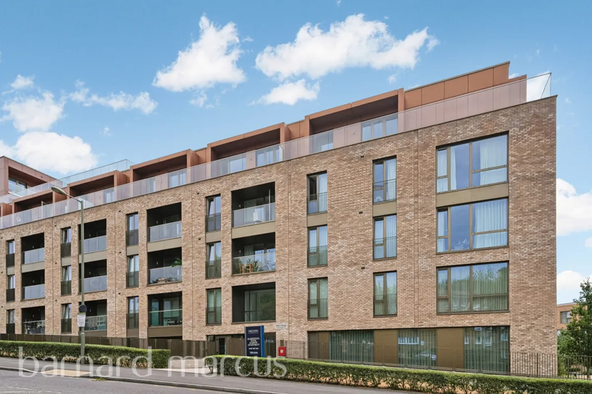 Flat Inglis Way in Greater London