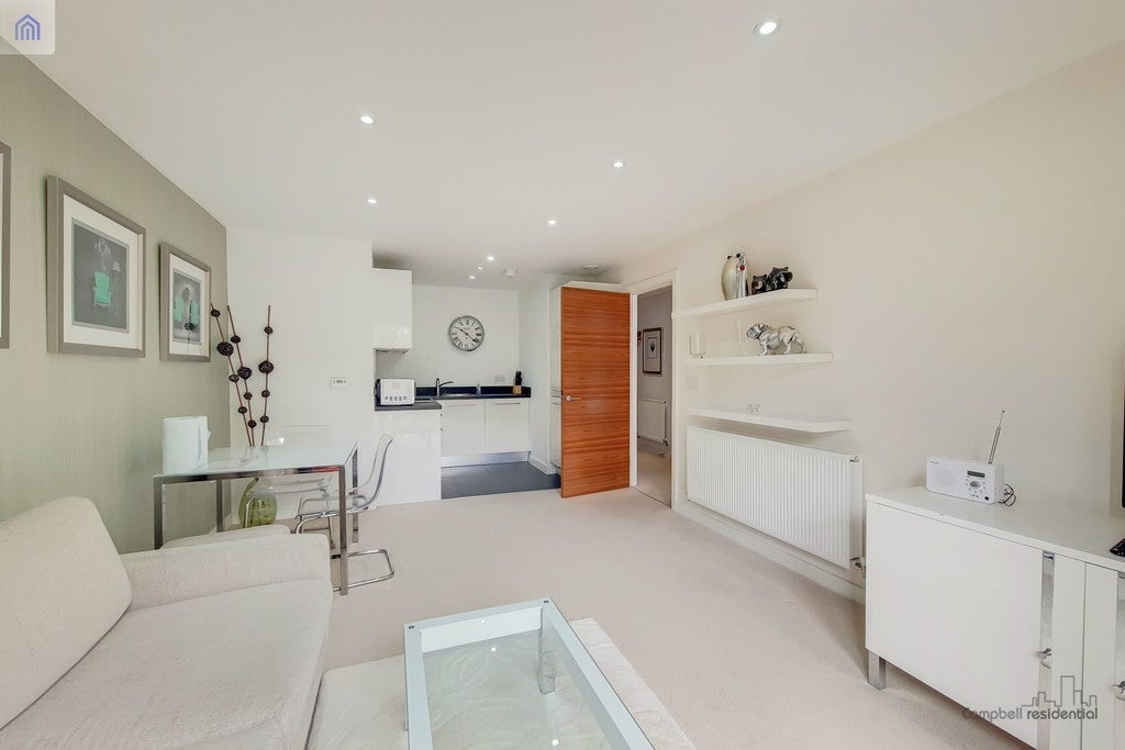 Flat Unwin Way in Greater London