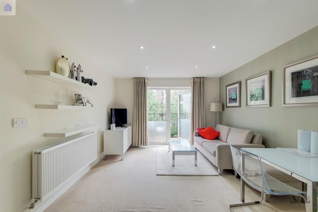 Flat Unwin Way in Greater London