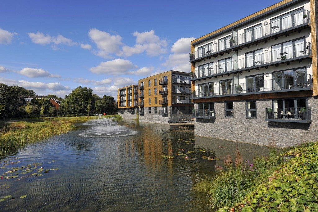 Flat Unwin Way in Greater London