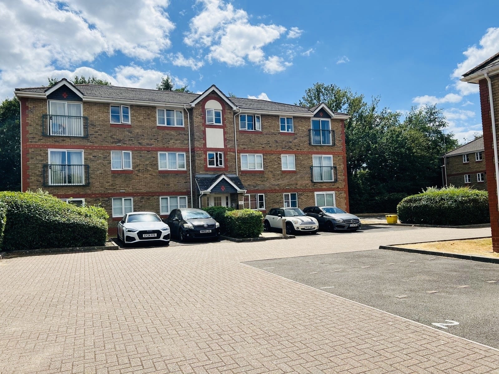 Flat Delfont Close in Crawley