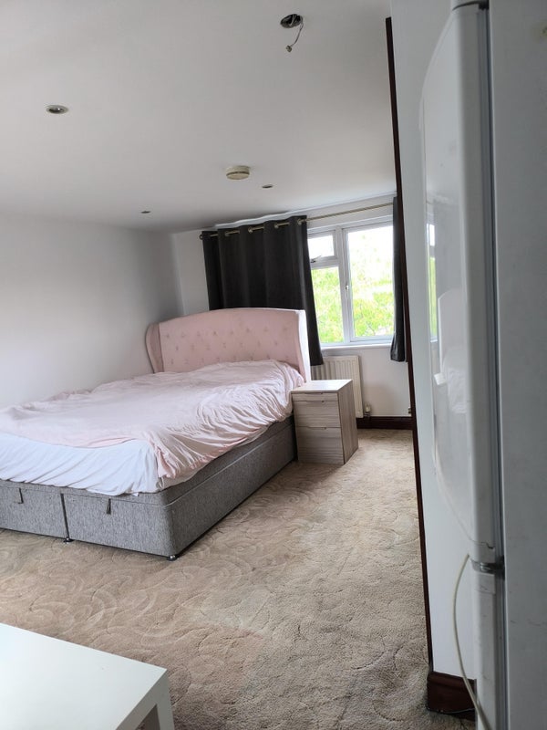 Room Kendal Avenue in Greater London