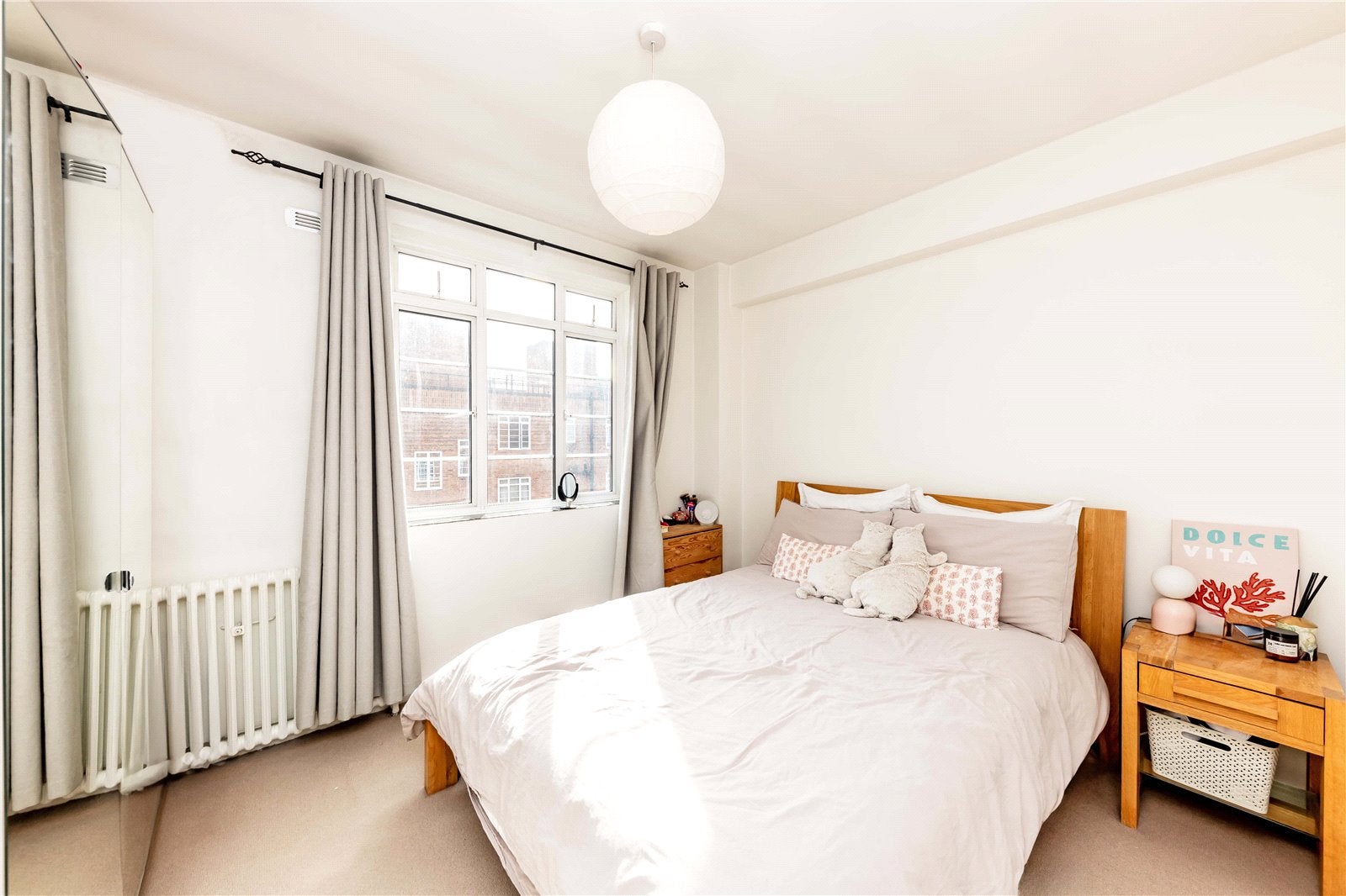 Flat Hammersmith Road in Greater London