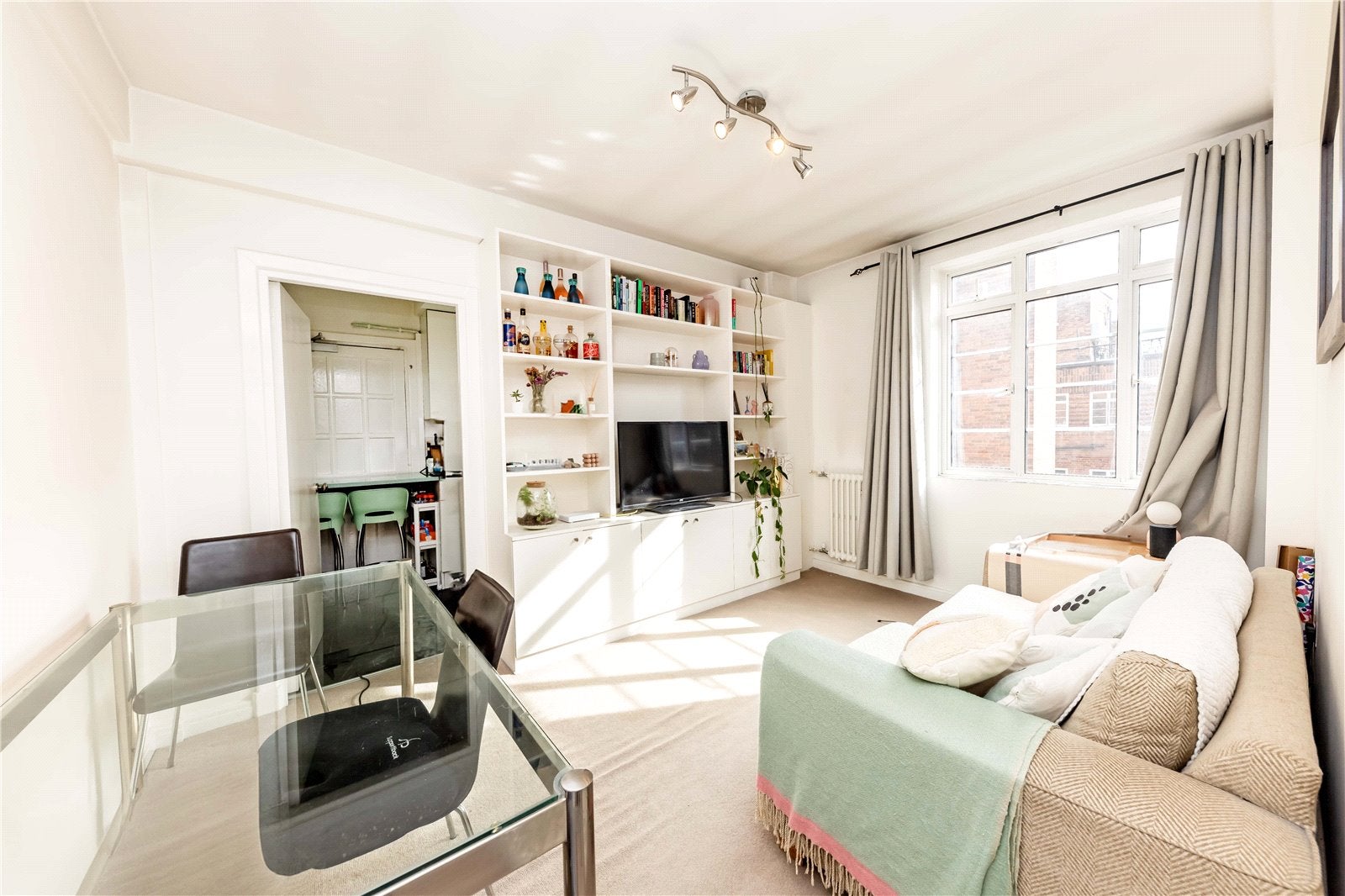 Flat Hammersmith Road in Greater London