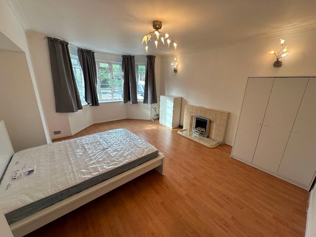 Room Ashbourne Road in Greater London