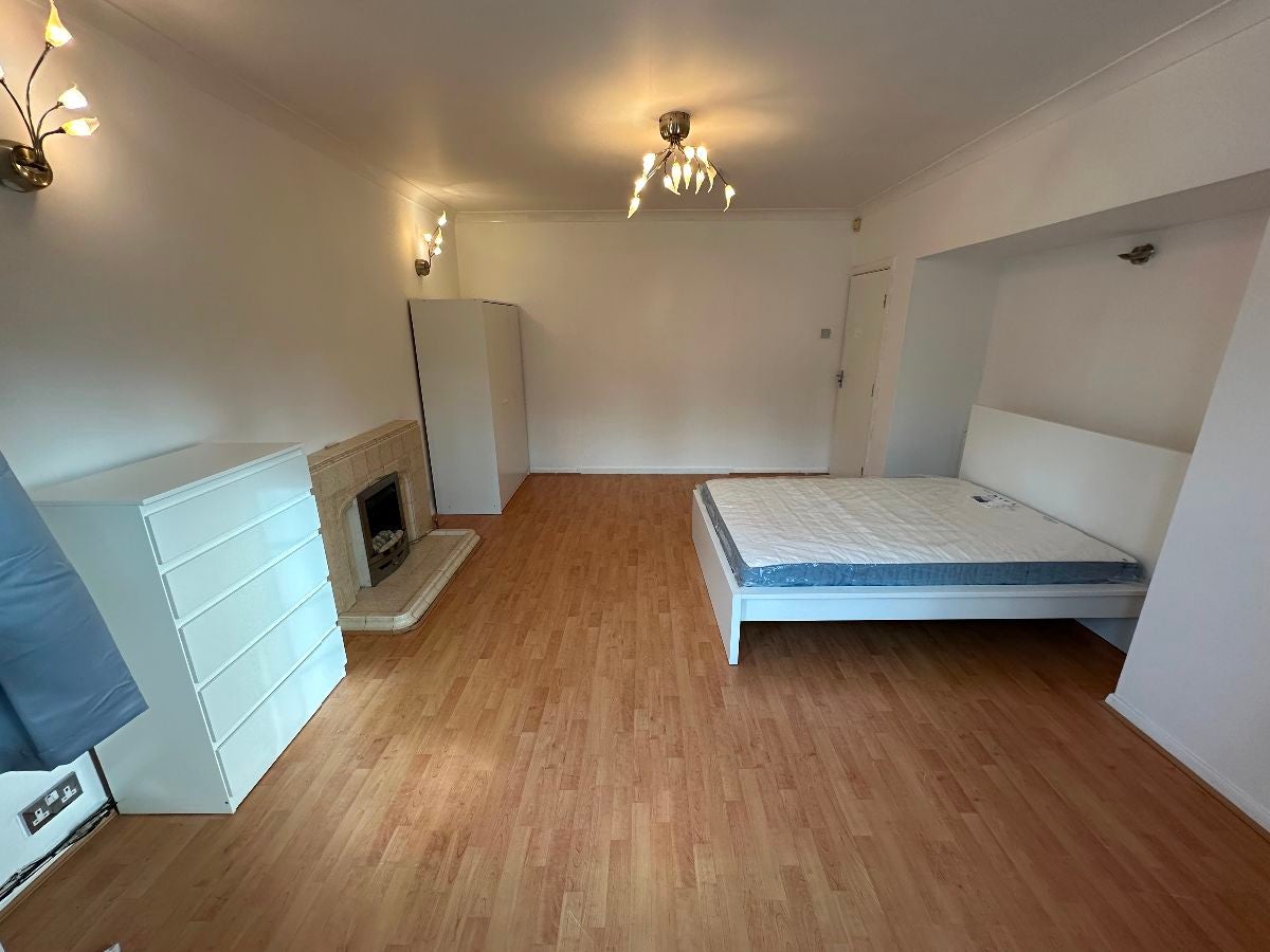 Room Ashbourne Road in Greater London
