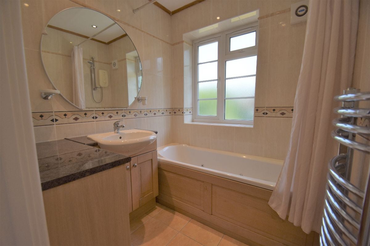Room Ashbourne Road in Greater London