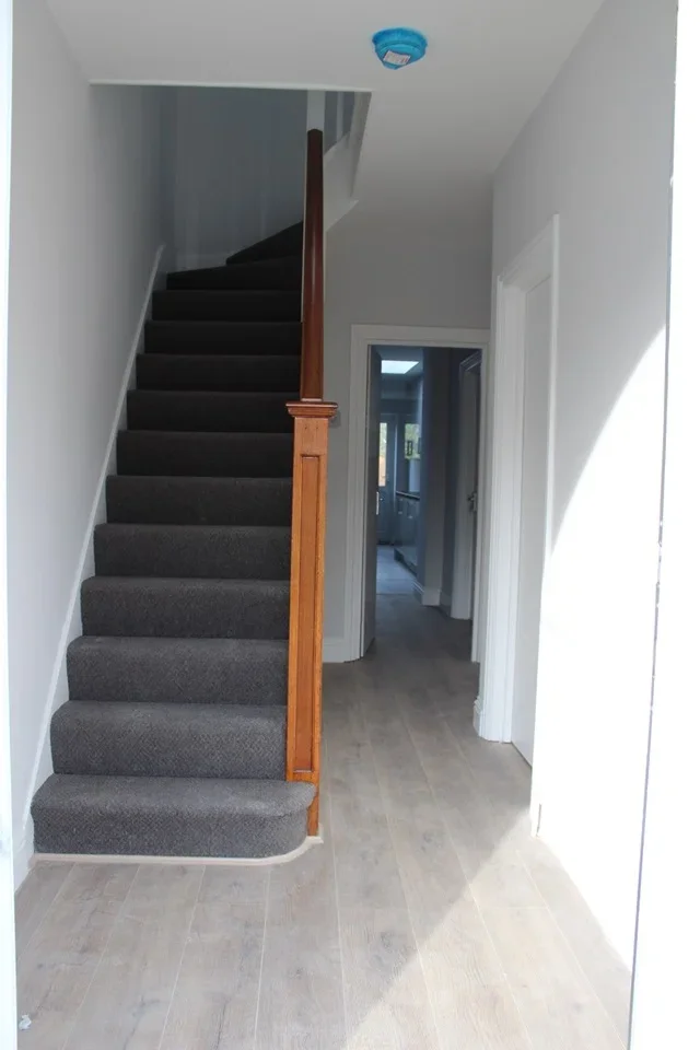 Room Roxy Avenue in Greater London