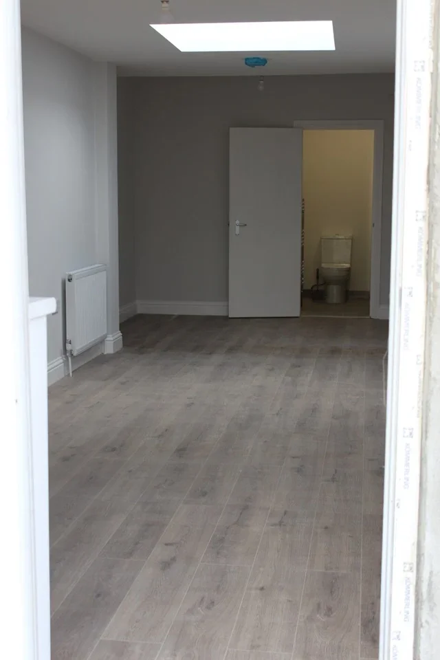 Room Roxy Avenue in Greater London