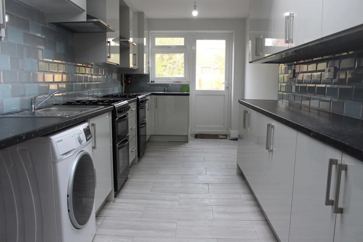Room Roxy Avenue in Greater London