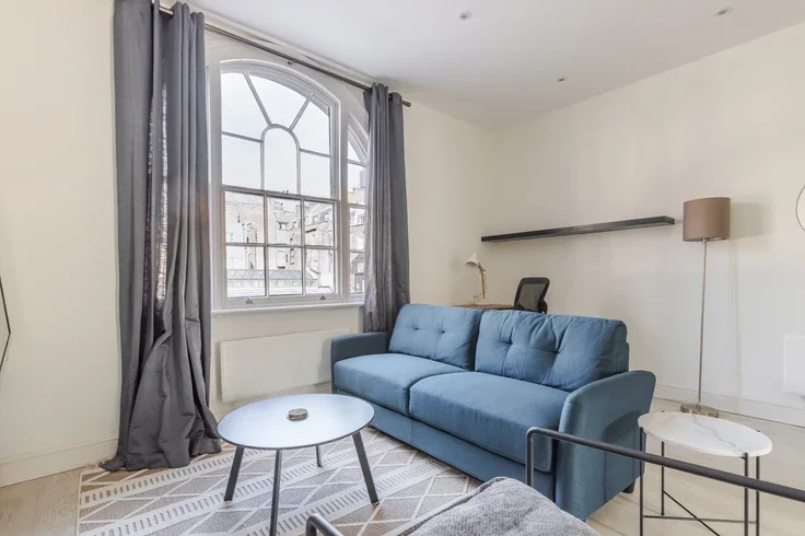 Flat Spring Street in City of Westminster