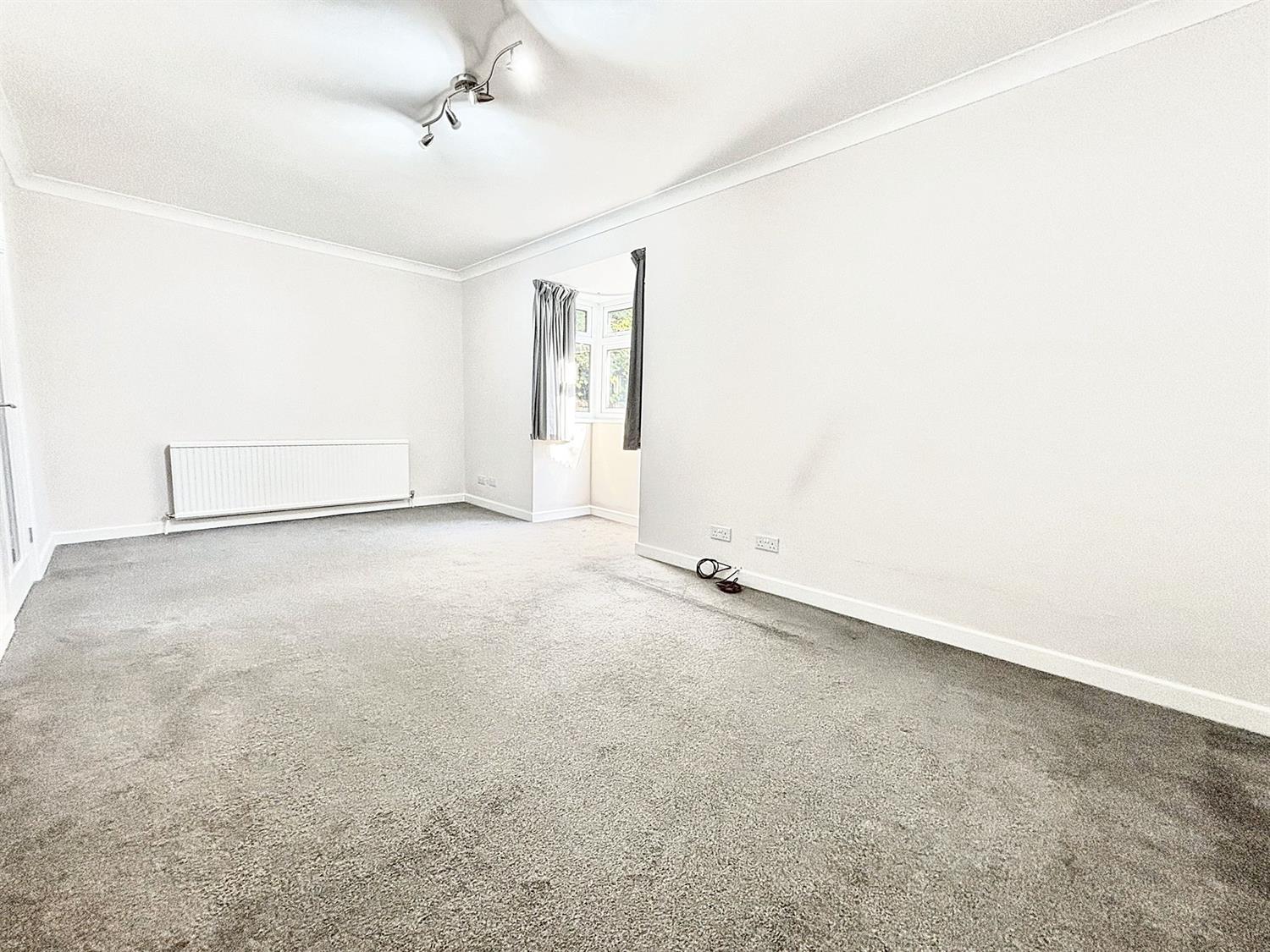 Flat Ashleigh Road in Horsham