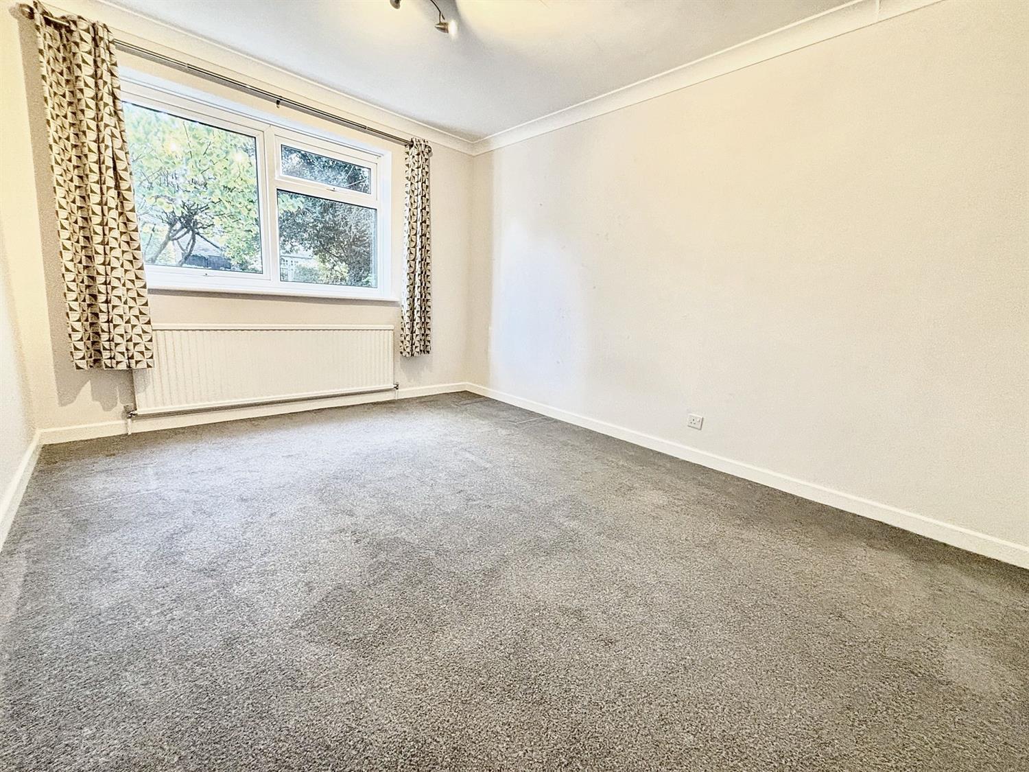 Flat Ashleigh Road in Horsham