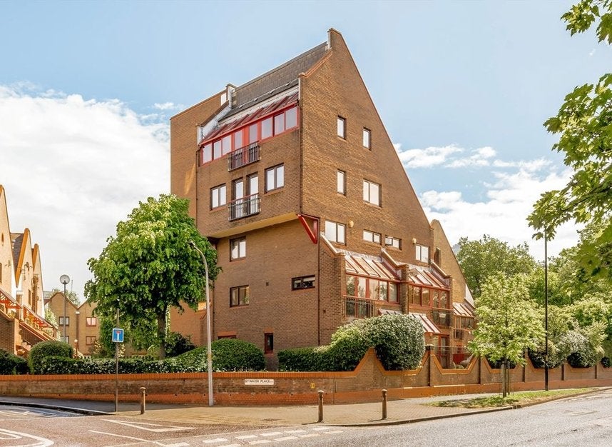 Flat Bywater Place in Greater London