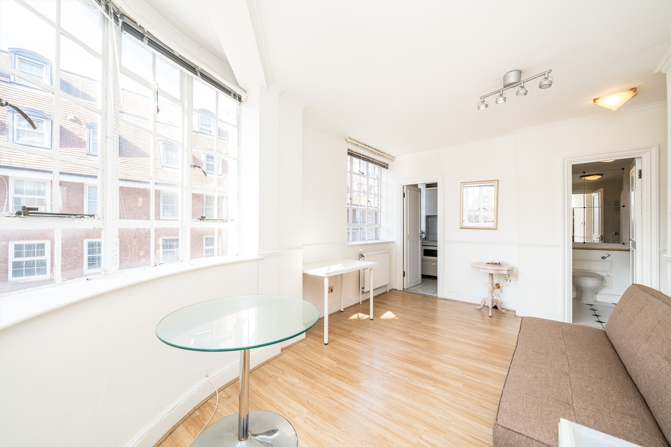 Flat Lucan Place in Greater London