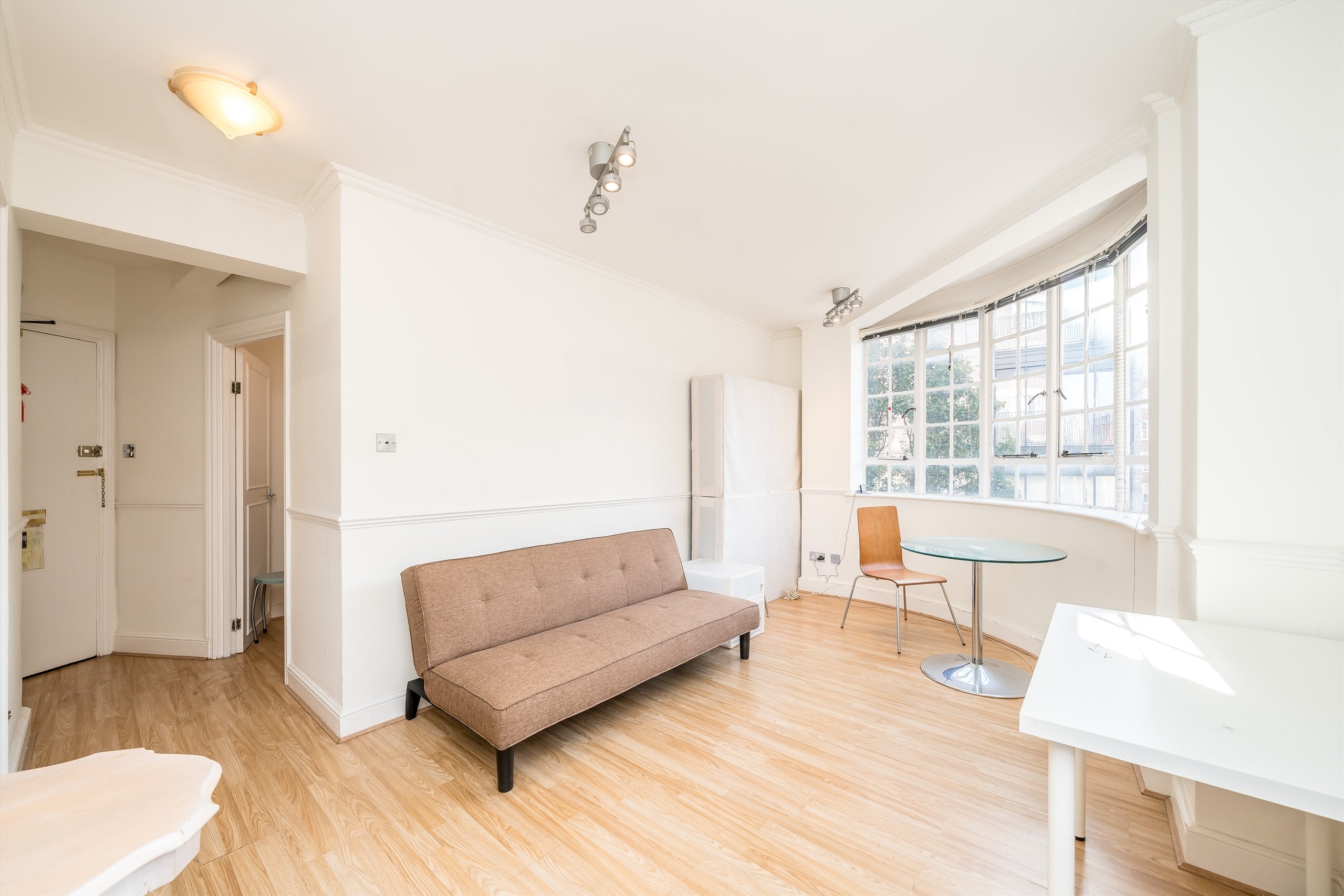Flat Lucan Place in Greater London