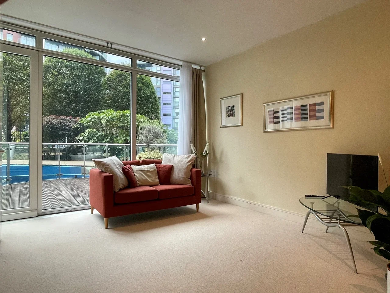 Flat Queenstown Road in Greater London
