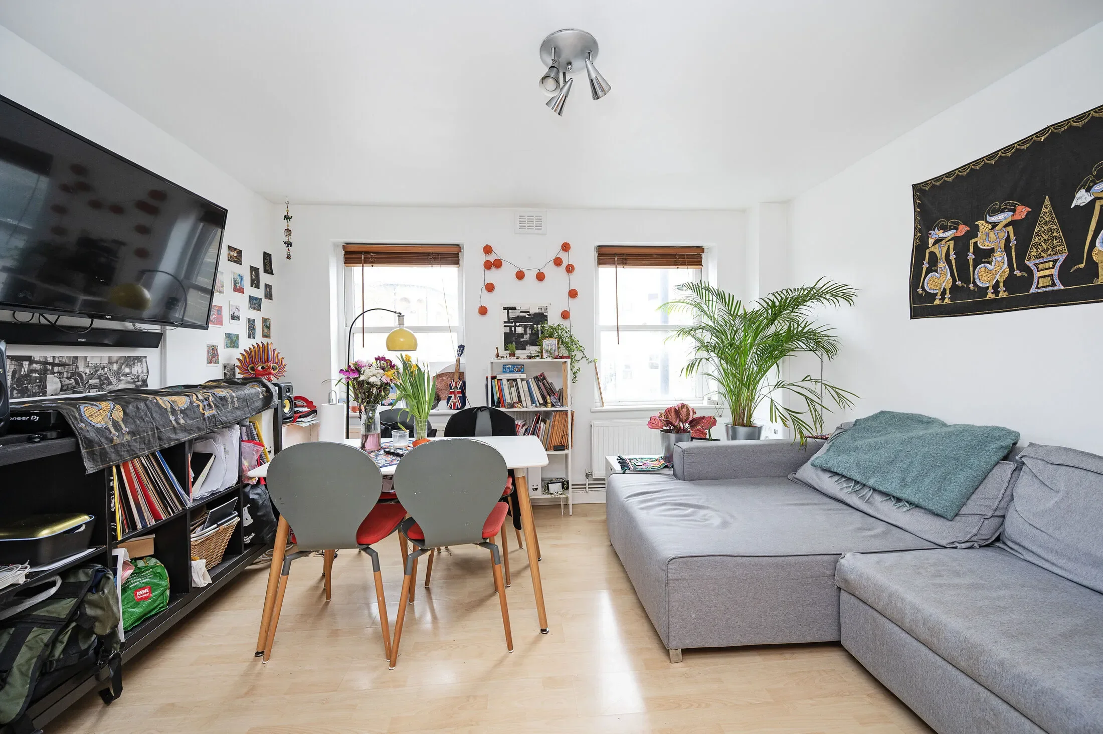 Flat Hayfield Yard in Greater London