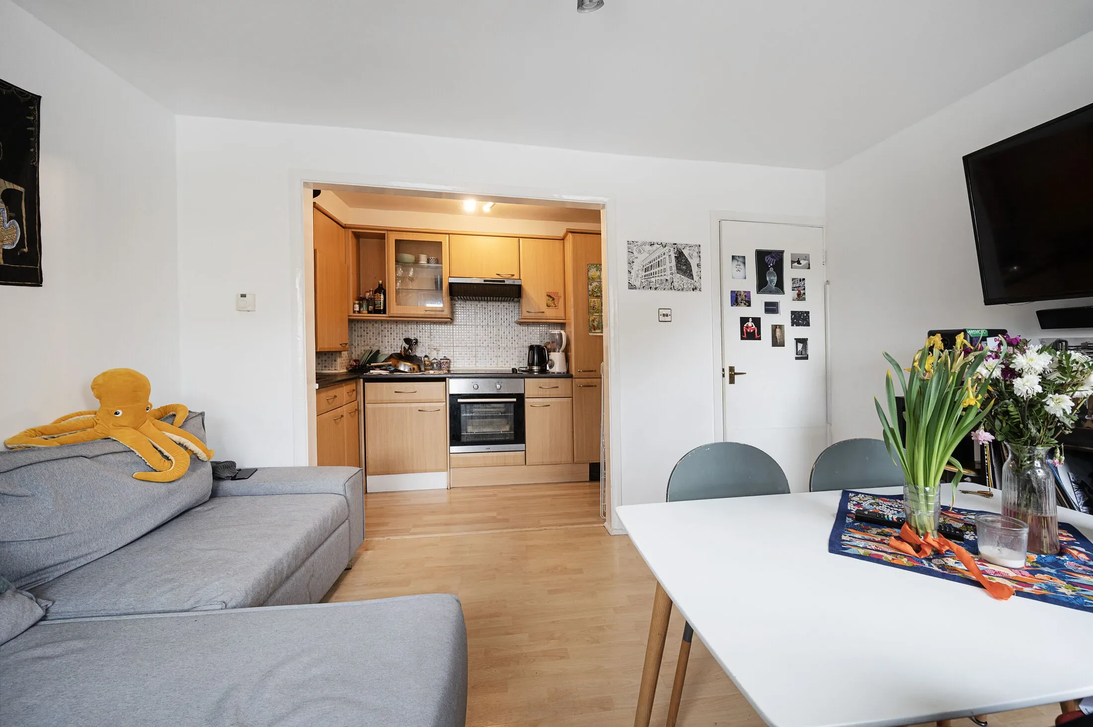 Flat Hayfield Yard in Greater London