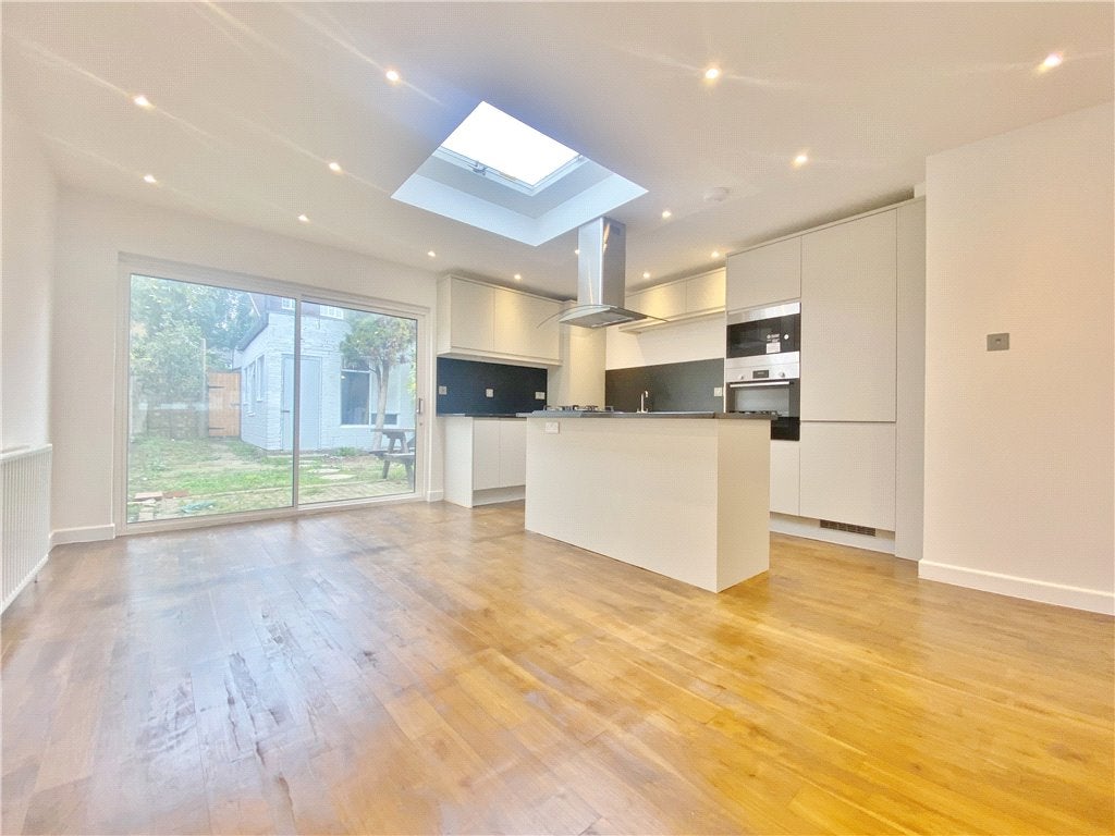 House Lincoln Avenue in Greater London