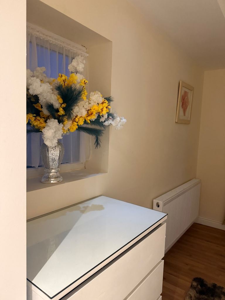 Flat Charlton Park Lane in Greater London
