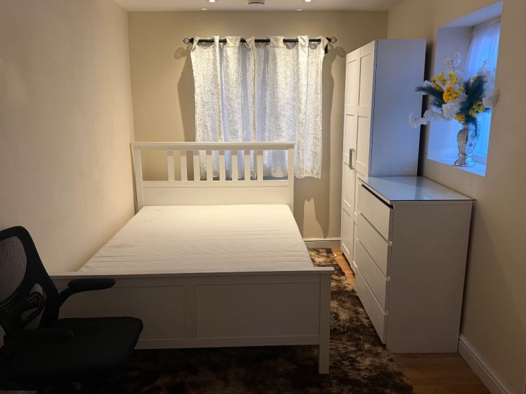 Flat Charlton Park Lane in Greater London