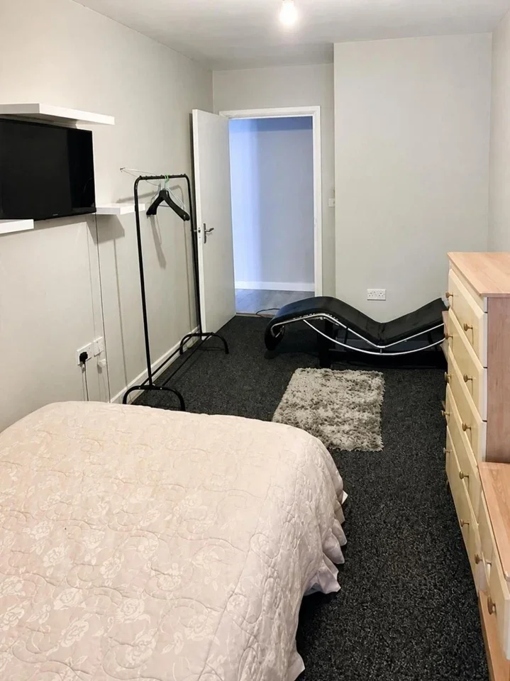 Room Poplar Close in Greater London