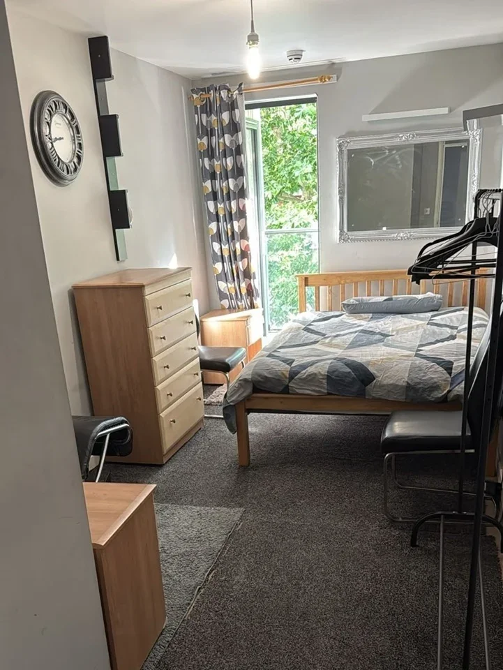 Room Poplar Close in Greater London