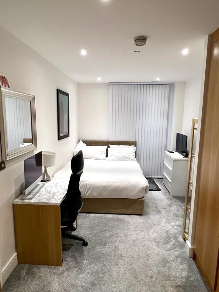 Flat Hoy Street in Greater London