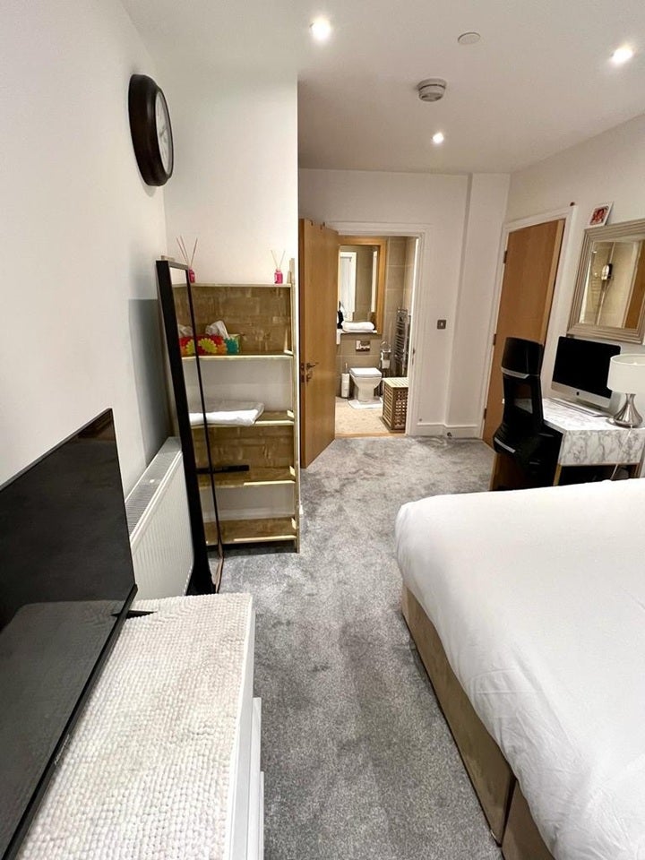 Flat Hoy Street in Greater London