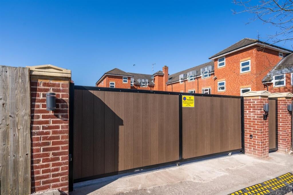 Flat Sedgley Road West in Sandwell