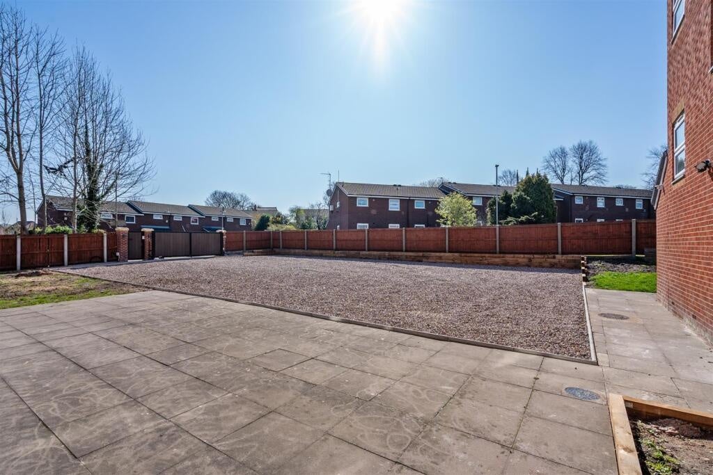 Flat Sedgley Road West in Sandwell