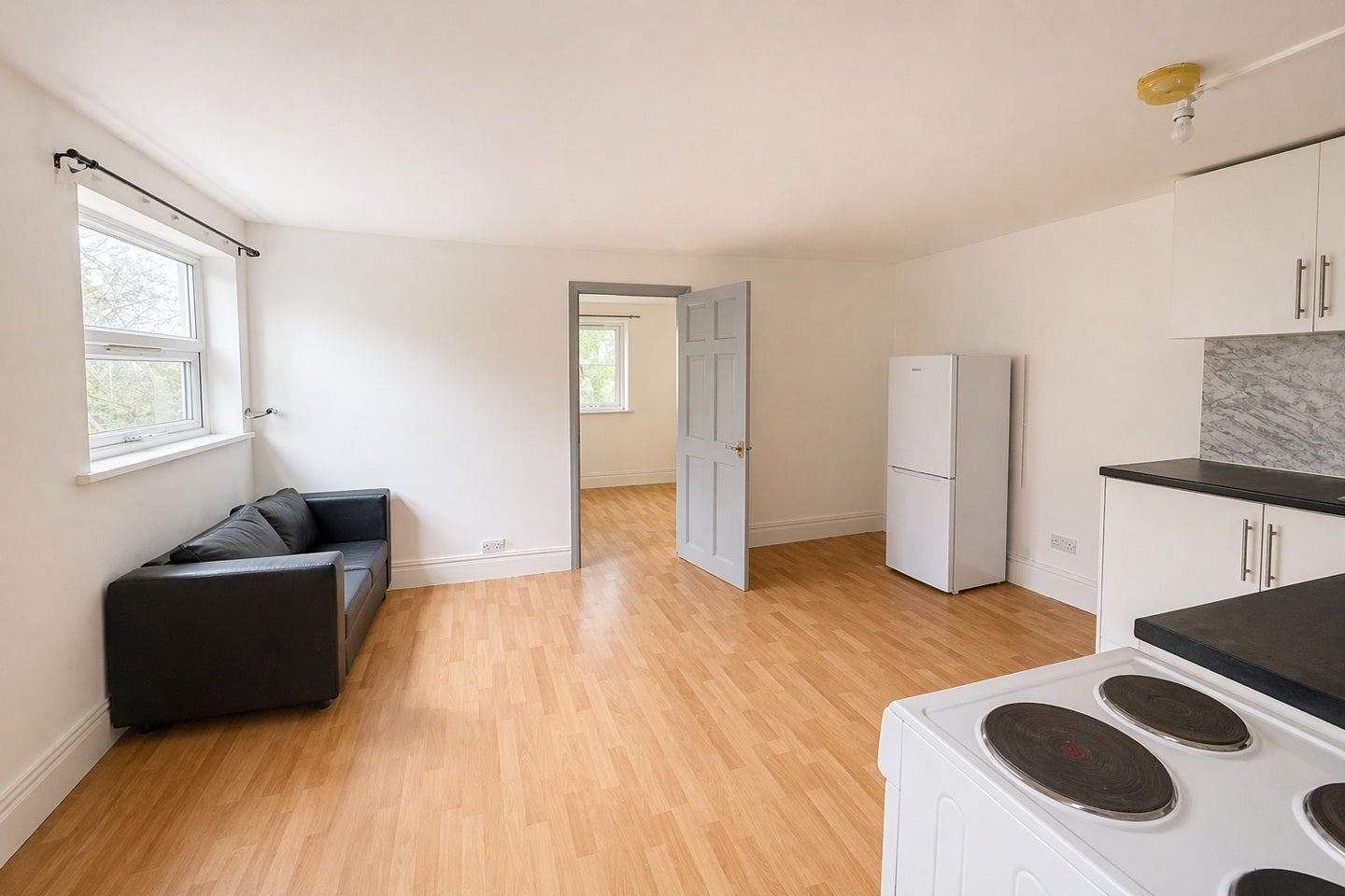 Flat Barnabas Road in Greater London