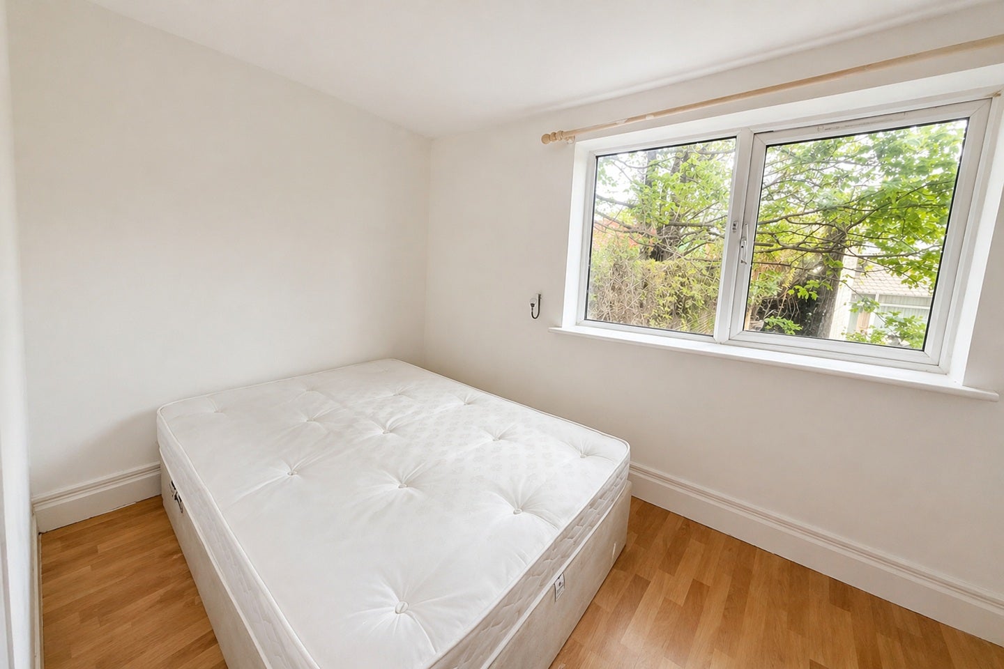 Flat Barnabas Road in Greater London
