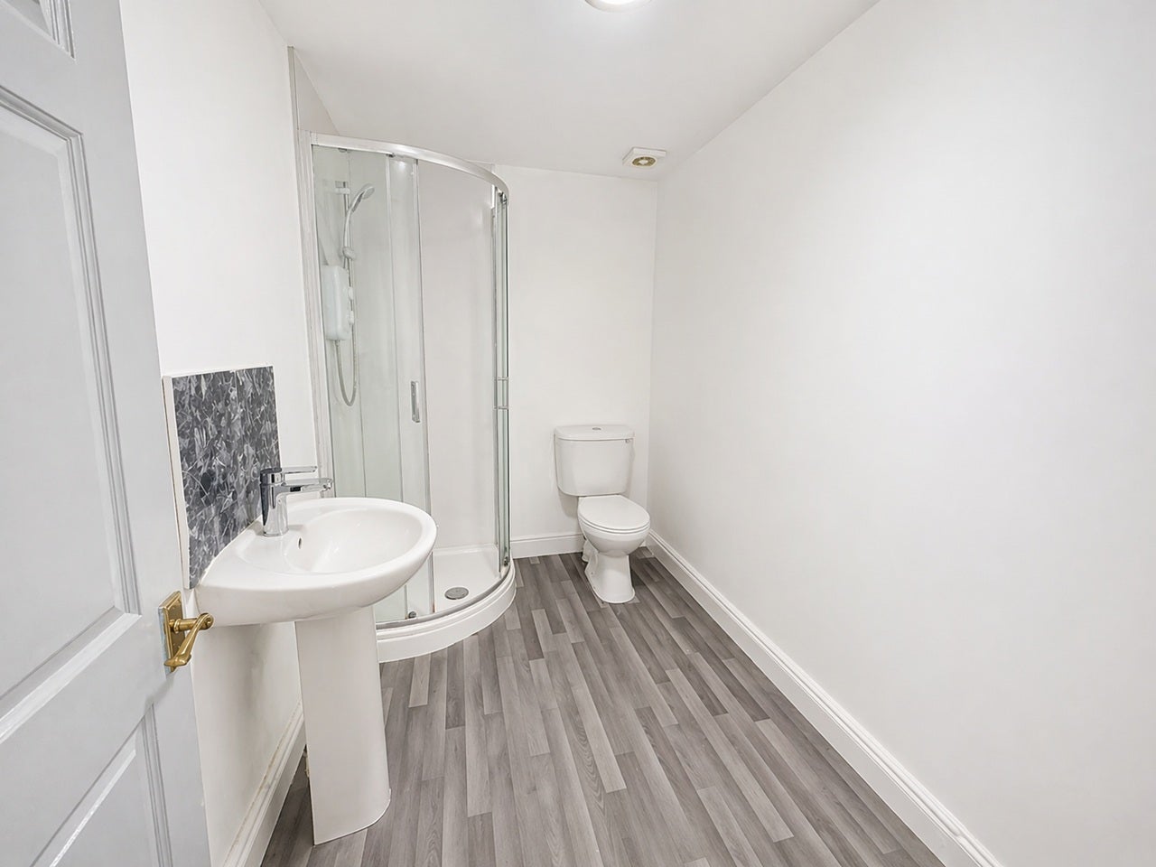 Flat Barnabas Road in Greater London