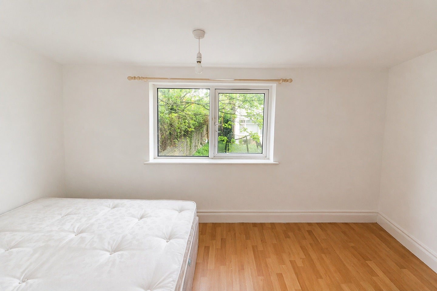 Flat Barnabas Road in Greater London