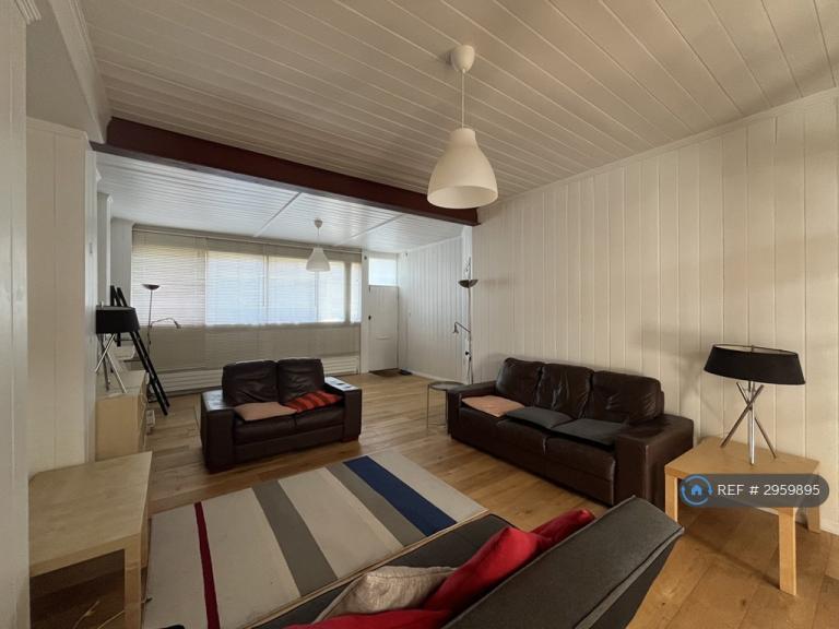House Llanover Road in Greater London