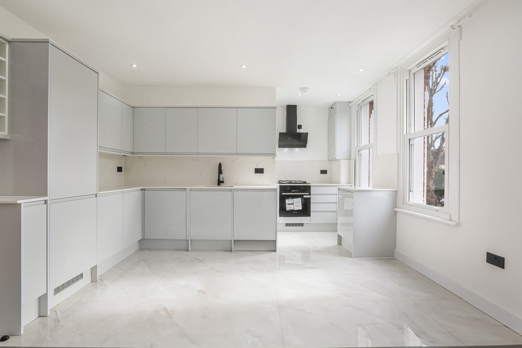 Flat Grosvenor Avenue in Greater London