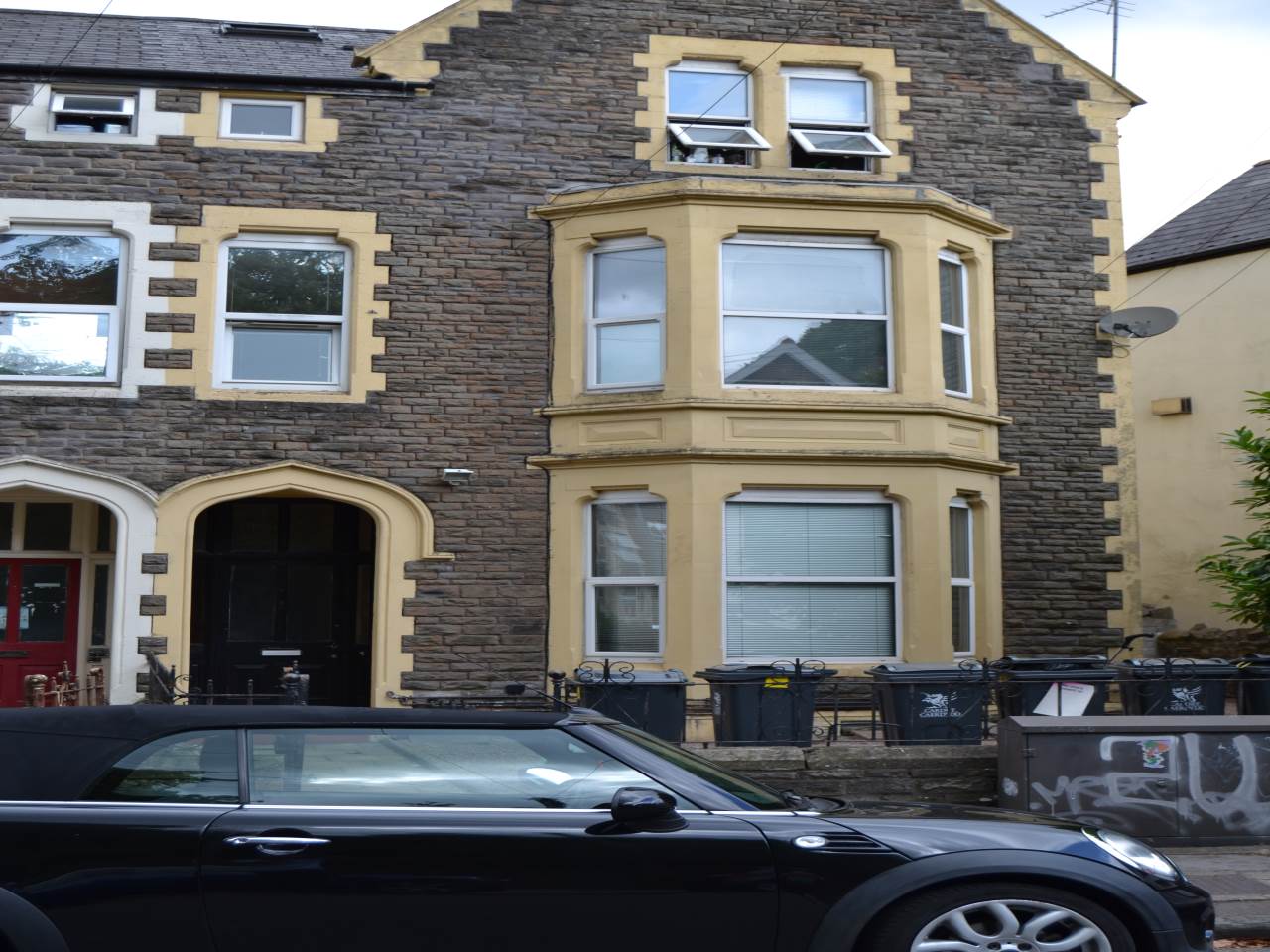 Flat Richmond Crescent in Cardiff