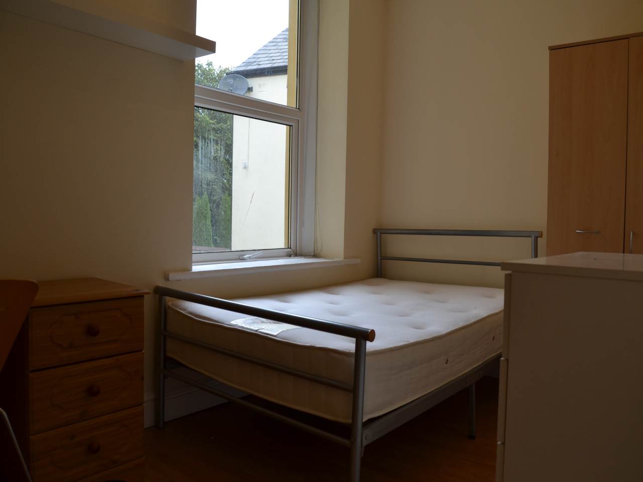 Flat Richmond Crescent in Cardiff