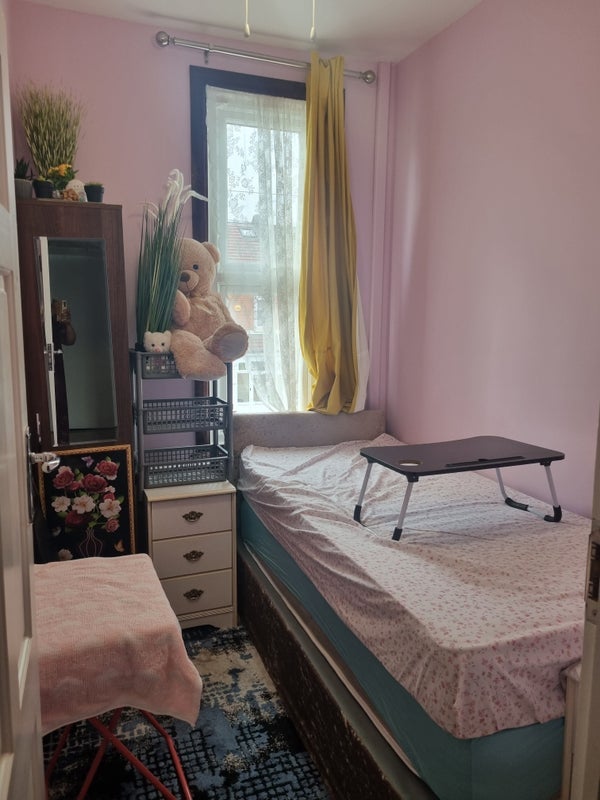 Room Shakespeare Crescent in Greater London