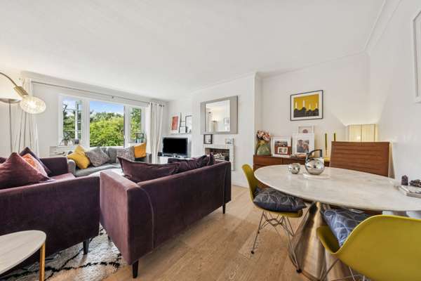 Flat Courtlands in Greater London