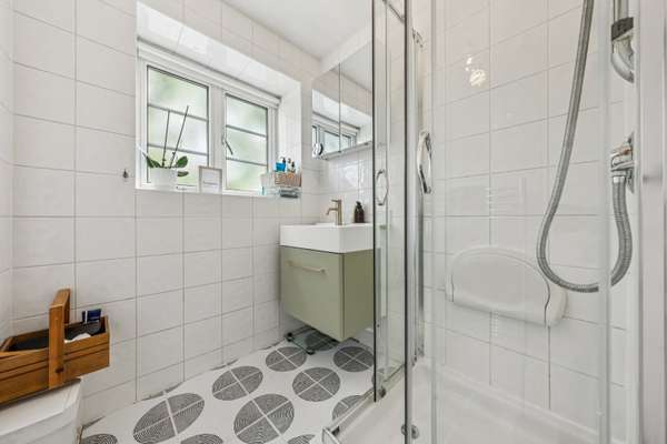 Flat Courtlands in Greater London